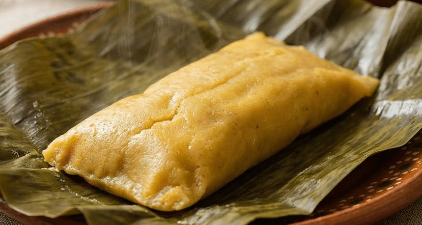 Plato navideño con hallacas venezolanas y vino